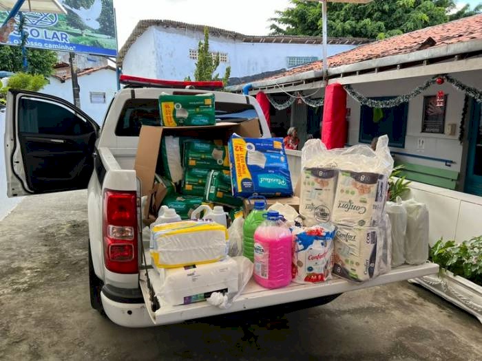 Entrega de fraldas descartáveis e materiais de limpeza