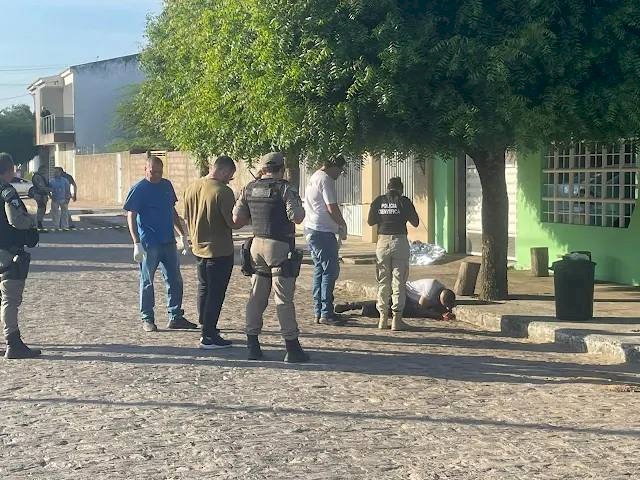 Equipe da Perícia Técnica no local do crime em Uiraúna