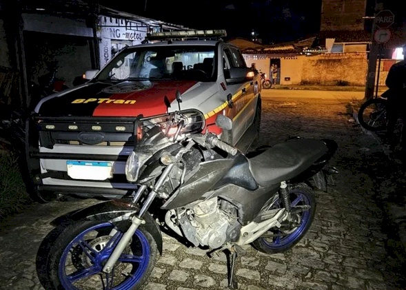 Motocicleta apreendida pela Polícia Militar