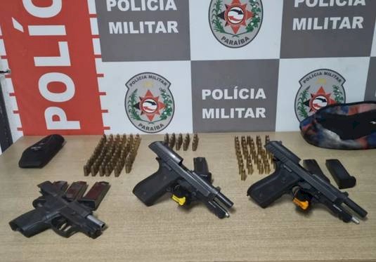 Pistolas e munições apreendidas pela Polícia Militar
