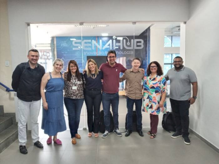 Karoline Pombo (ao centro da foto) é instrutora do curso técnico em Administração, do SENAI Prata, em Campina Grande