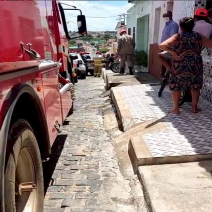 Bombeiros são acionados para combaterem incêndio em residência, na cidade de Cajazeiras