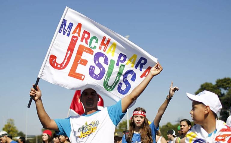 Jovem se preparam para a Marcha para Jesus em João Pessoa