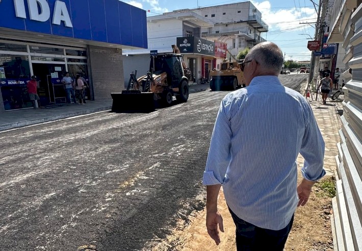 Ruas sendo asfaltadas em Santa Luzia