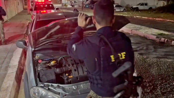 Veículo recuperado pela PRF, na cidade de Marizópolis