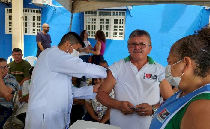 Ação de cuidados com a saúde dos agentes de limpeza e servidores administrativos