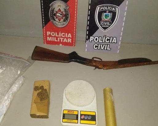 Polícia prende homem com arma de fogo e tablete de maconha 
