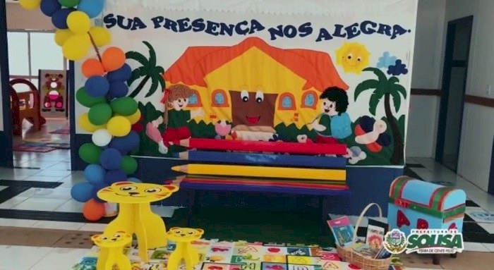 O prefeito Fábio Tyrone, ao lado da secretária de Educação, Gilmara Formiga, do vereador Eugênio Rodrigues,