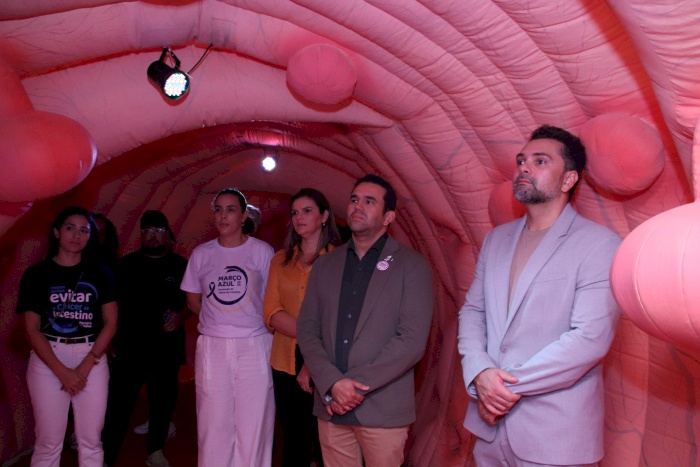 Exposição do Intestino Gigante em lançamento da campanha Março Azul