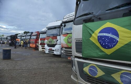 Caminhões parados