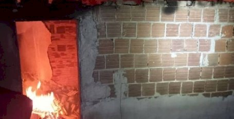 Homem tem surto psicólogo e ateia fogo na própria residência; entenda 