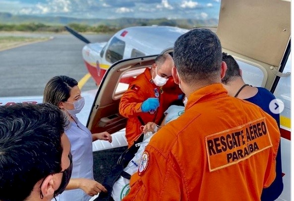 Paciente sendo acomodada na Aeronave para o translado
