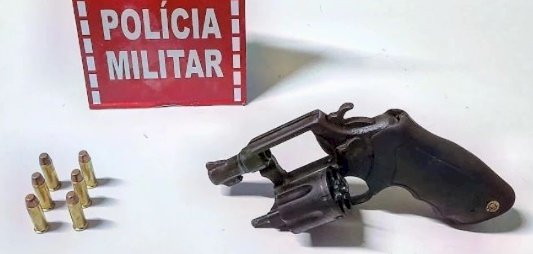 Dono de estabelecimento comercial é levado à delegacia após policiais militares encontrarem arma de fogo próximo a balcão; entenda 