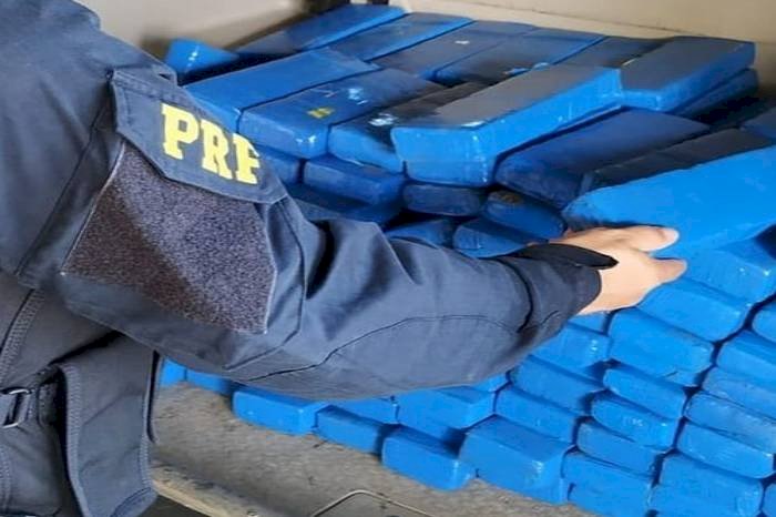 PRF prende homem transportando 151 kg de maconha escondida em fundo falso de veículo na PB