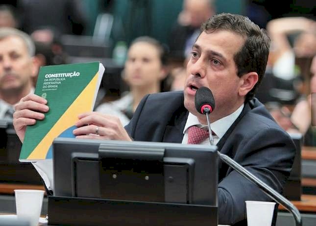 Gervásio vota contra projeto que restringe punição por improbidade