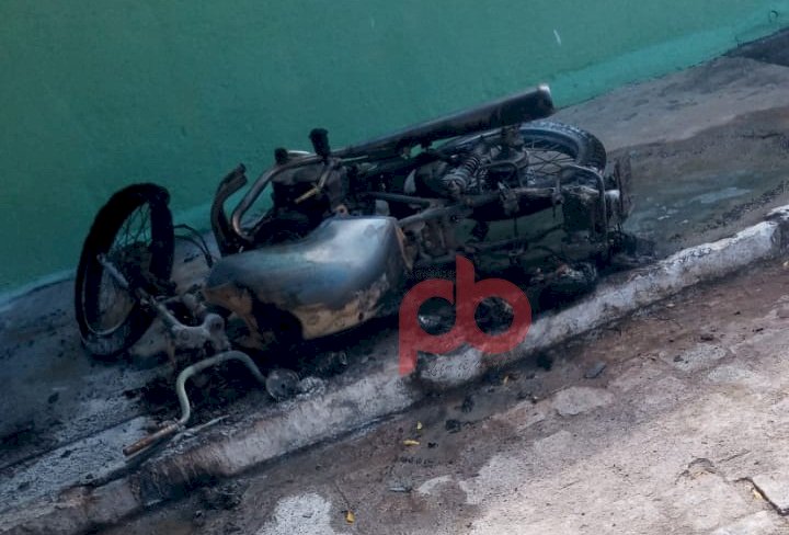 Motocicleta é incendiada na calçada de residência no município de Aparecida