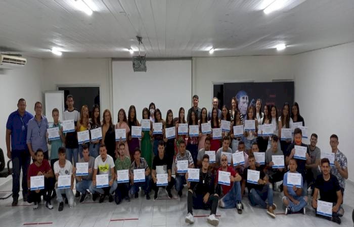Entrega de certificados de conclusão de curso para 120 jovens, que participaram do curso de Operador de Processo de Produção