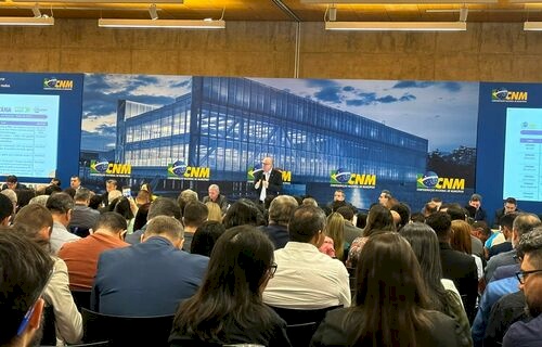 Paulo Ziulkoski, presidente da entidade municipalista, criticou o estabelecimento dos pisos salariais para as categorias sem que uma fonte de recursos