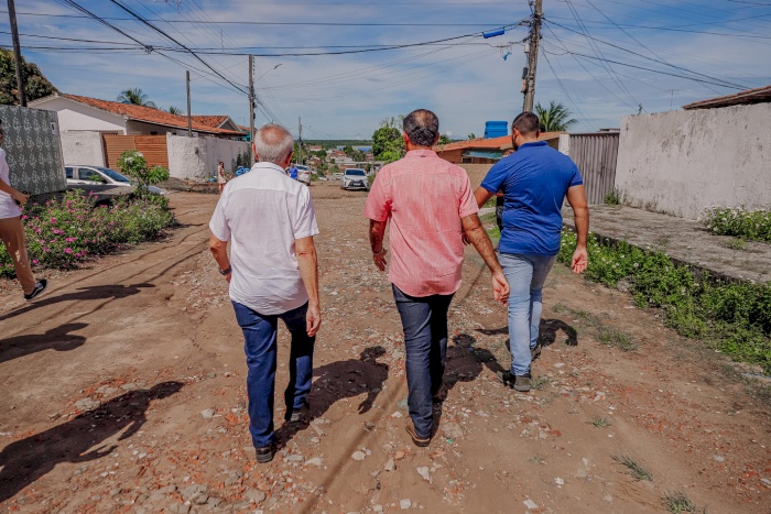 Obras de pavimentação em três ruas nos bairros do Jardim Planalto e Oitizeiro