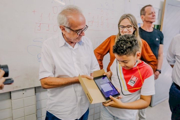 Prefeito Cícero entrega Tablets aos alunos da rede municipal de ensino