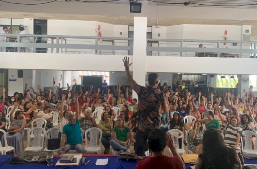 Imagem Professores aprovam indicativo de greve