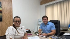 Helder Carvalho ao lado da secretária de Saúde, Jucemara Oliveira