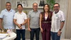 Amanda Silveira recepcionando o diretor do Fórum José Mariz, juiz Alexandre Trineto