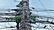 Fiações nos postes em Sousa