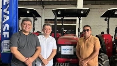 Vieirópolis recebe novo trator para reforçar a agricultura do município