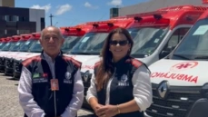 Secretária de saúde de Sousa recebendo nova ambulância do SAMU 