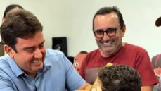 Helder Carvalho entrega óculos a estudantes pelo programa Mais Visão Educação