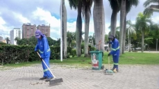 Serviços de limpeza urbana em diversos bairros de João Pessoa