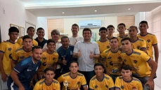 Helder ao lado de jogadores e comissão técnica do Centro Recreativo Angelim (CRA)