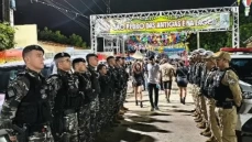 Polícia militar durante festividade junina promovida na comunidade Lagoa dos Estrelas