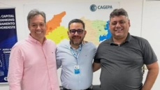 Deputado Júnior Araújo na sede da Cagepa ao lado do prefeito Thially