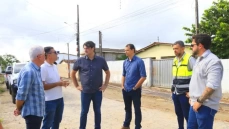 Visita a obras de pavimentação, drenagem e educação no bairro das Indústrias