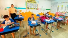 Novo mobiliário sendo entregue na EMEF Joaquim Honório Queiroga, localizada no Assentamento Veneza, em Aparecida