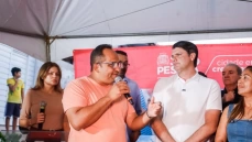 Prefeito Leo Bezerra autorizando pavimentação de 35 ruas