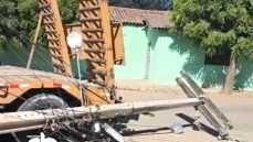 Poste caídio em Rua do Alto Capanema, em Sousa