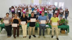 Entrega de certificados de curso de artesanato em Aparecida