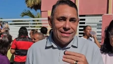 Prefeito de Aparecida João Neto durante entrega de alimentos do PAA 