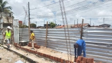 Reconstrução de um trecho do muro do Cemitério Cristo Redentor