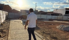 Bal vistoriando as obras de construção da Praça Dondon Palitot