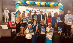 Entrega de 100 títulos de propriedade a famílias, em São José