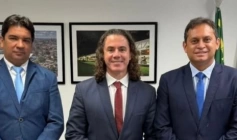 Prefeito de Lastro, Dr. Ronaldo Gonçalves, e o vice-prefeito Domar ao lado de Veneziano