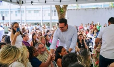 Vice-governador Lucas Ribeiro ao lados de professores