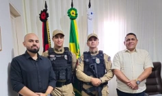 João Neto ao lado de novos comandantes da 2ª Companhia da PM