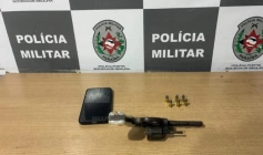 Arma e munições apreendidas em ação da PM