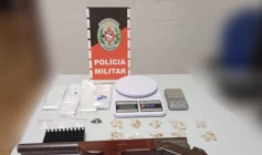 Apreensão de espingarda calibre 12, drogas e outros materiais