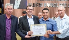 Gervásio Maia recebendo Título de Cidadão Algodãoense